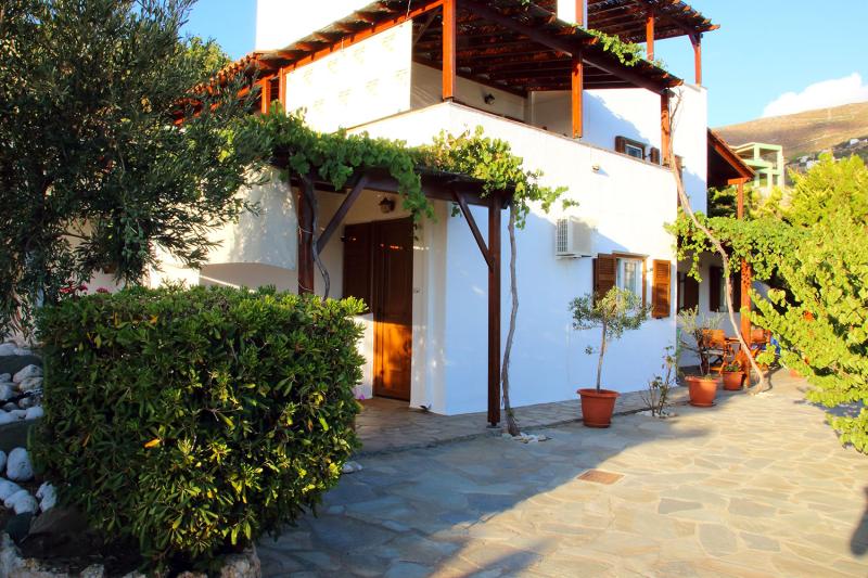 ΕΝΟΙΚΙΑΖΟΜΕΝΑ ΔΩΜΑΤΙΑ STUDIOS MARFO ΜΠΑΤΣΙ ΑΝΔΡΟΣ